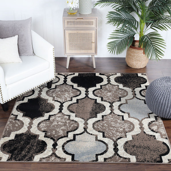 Homeroots 5' Square Ivory Square Quatrefoil Power Loom Distressed Stain Resistant Area Rug  Polypropylene 487204