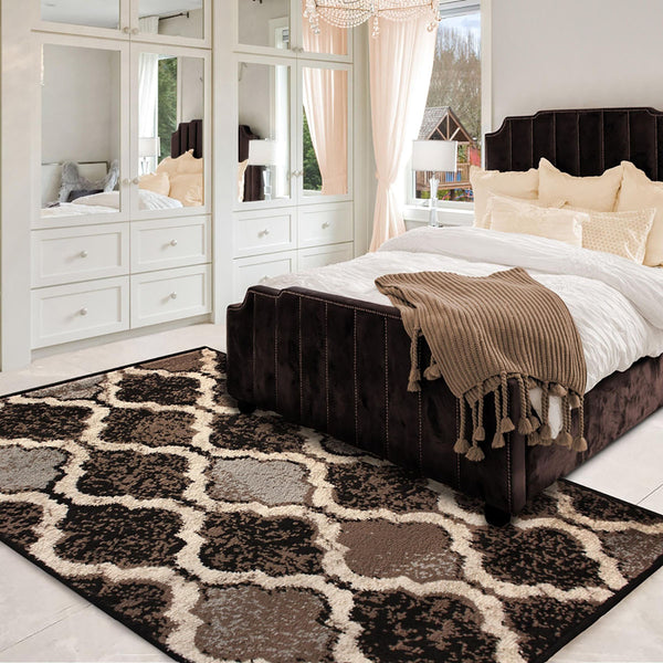 Homeroots 6' X 9' Chocolate Quatrefoil Power Loom Distressed Stain Resistant Area Rug  Polypropylene 487219