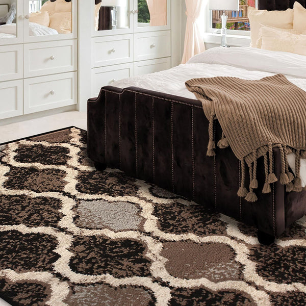 Homeroots 6' X 9' Chocolate Quatrefoil Power Loom Distressed Stain Resistant Area Rug  Polypropylene 487219