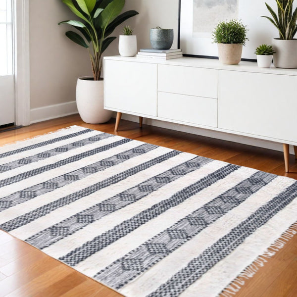 HomeRoots 4' Gray and Charcoal Wool Handmade Area Rug - Cozy Flatweave with Fringed Edges for Modern Homes 4' X 6' 487277