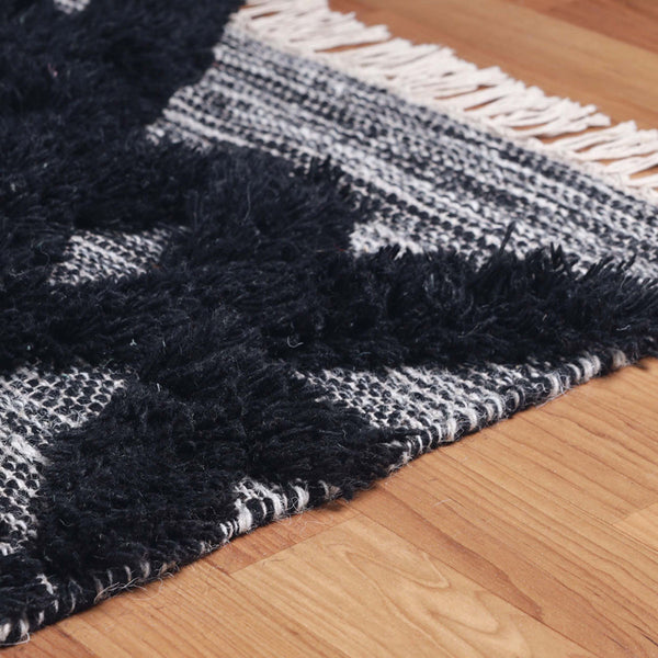 Homeroots 10' Black And Ivory Wool Geometric Flatweave Handmade Stain Resistant Runner Rug With Fringe  Wool 487287