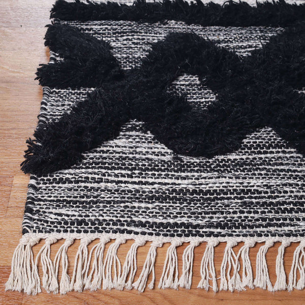 Homeroots 4' X 6' Black And Ivory Wool Geometric Flatweave Handmade Stain Resistant Area Rug With Fringe  Wool 487291