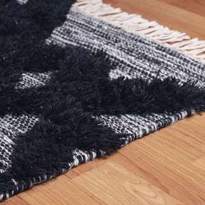 Homeroots 4' X 6' Black And Ivory Wool Geometric Flatweave Handmade Stain Resistant Area Rug With Fringe  Wool 487291