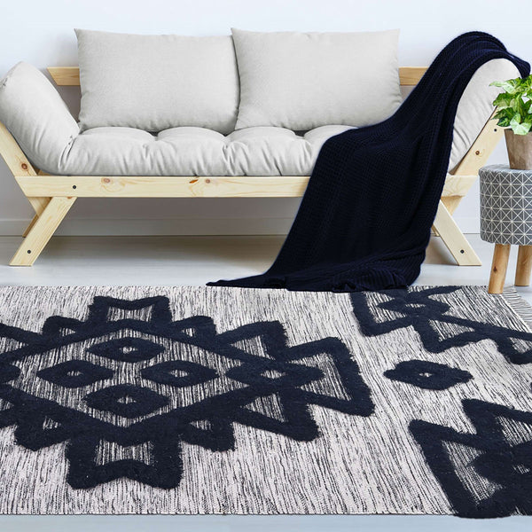 Homeroots 4' X 6' Black And Ivory Wool Geometric Flatweave Handmade Stain Resistant Area Rug With Fringe  Wool 487291