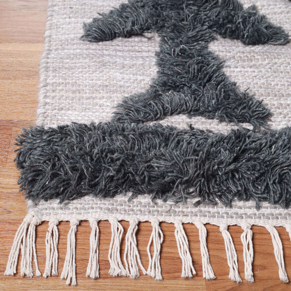 Homeroots 4' X 6' Ivory And Charcoal Wool Geometric Flatweave Handmade Stain Resistant Area Rug With Fringe  Wool 487292