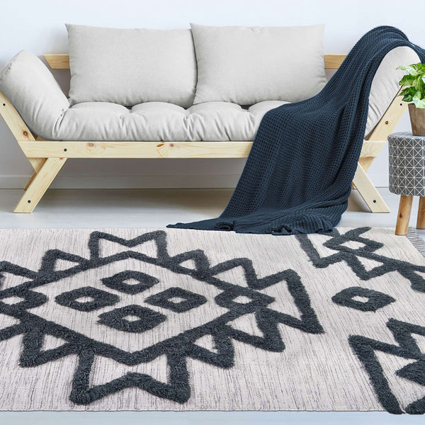 Homeroots 4' X 6' Ivory And Charcoal Wool Geometric Flatweave Handmade Stain Resistant Area Rug With Fringe  Wool 487292