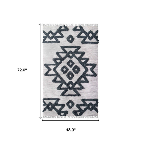 Homeroots 4' X 6' Ivory And Charcoal Wool Geometric Flatweave Handmade Stain Resistant Area Rug With Fringe  Wool 487292