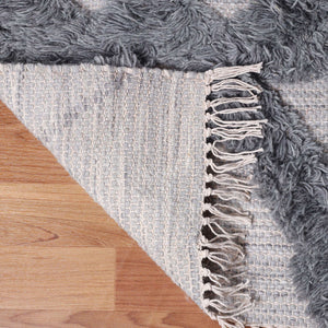 Homeroots 4' X 6' Silver And Grey Wool Geometric Flatweave Handmade Stain Resistant Area Rug With Fringe  Wool 487294