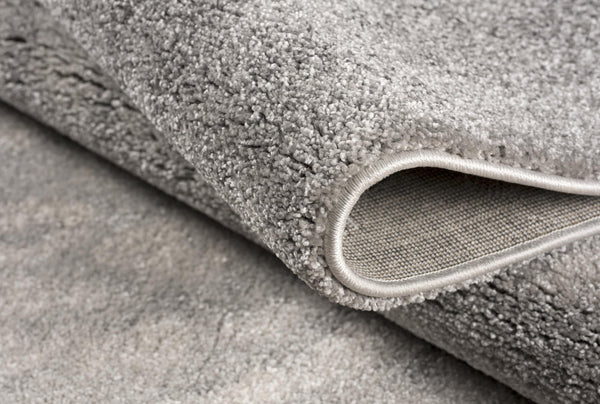 Homeroots 4' X 6' Grey Damask Power Loom Stain Resistant Area Rug  Polyester 487552