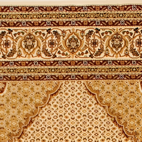 Homeroots 5' Cream Round Oriental Power Loom Area Rug  Olefin 487559