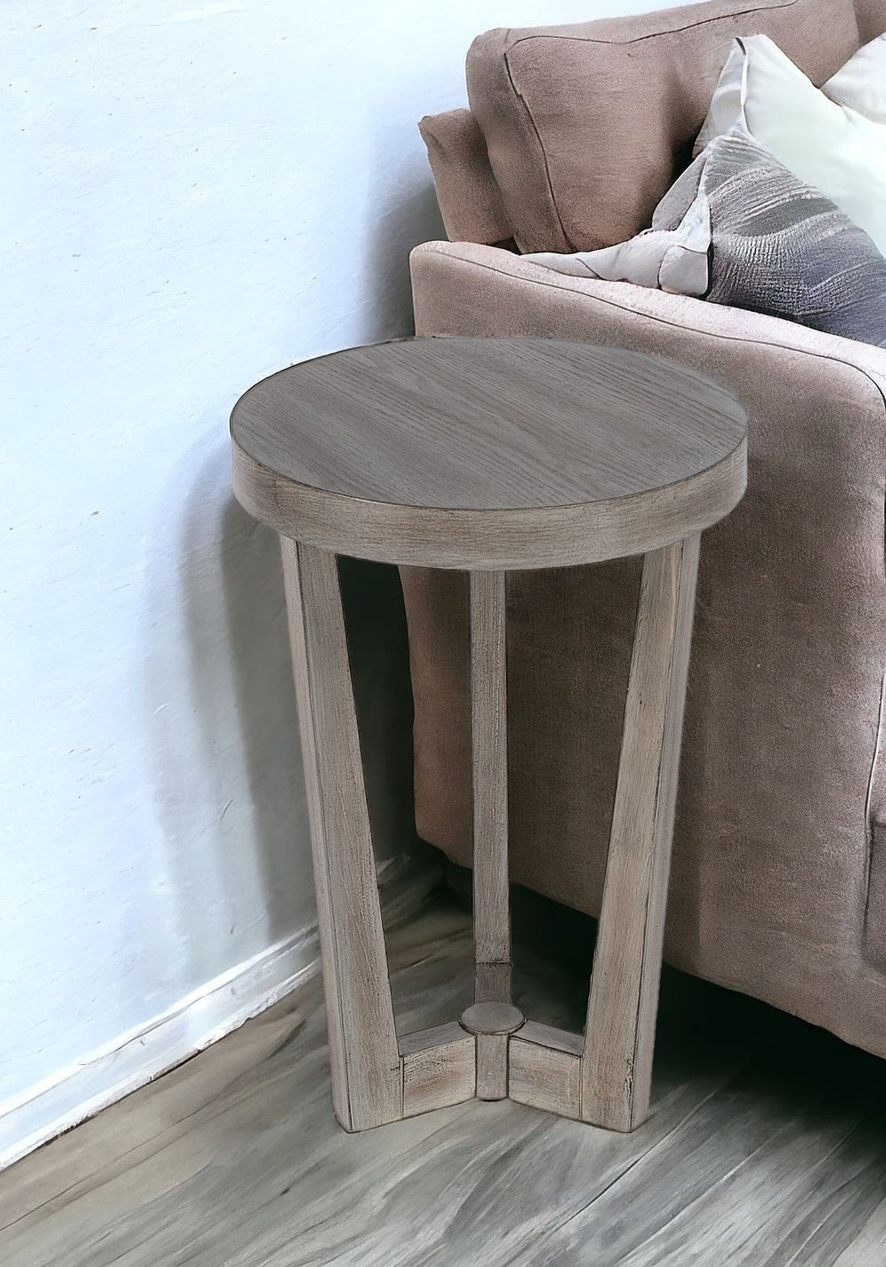 Homeroots 24" Gray Manufactured Wood Round End Table   489012