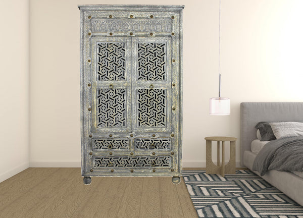 Homeroots 42" Aged Gray Solid Wood Three Drawer Gentleman's Chest  Solid Wood 489221