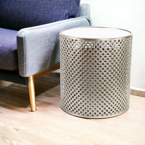 Homeroots Set Of Two 21" Silver And White Mirrored Round Mirrored Nested Tables   489333