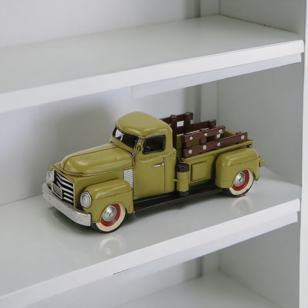 Homeroots 6" Green Metal Hand Painted Model Car  Metal 489471