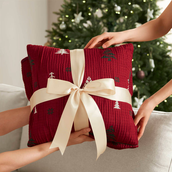 English Elm 3-Piece Queen Coverlet Set Matelassé Elegance with Two Shams — Soft Polyester-Rayon Texture, Durable Comfort Red 16.34 L x 14.57 W x 7.68 H B035P381283