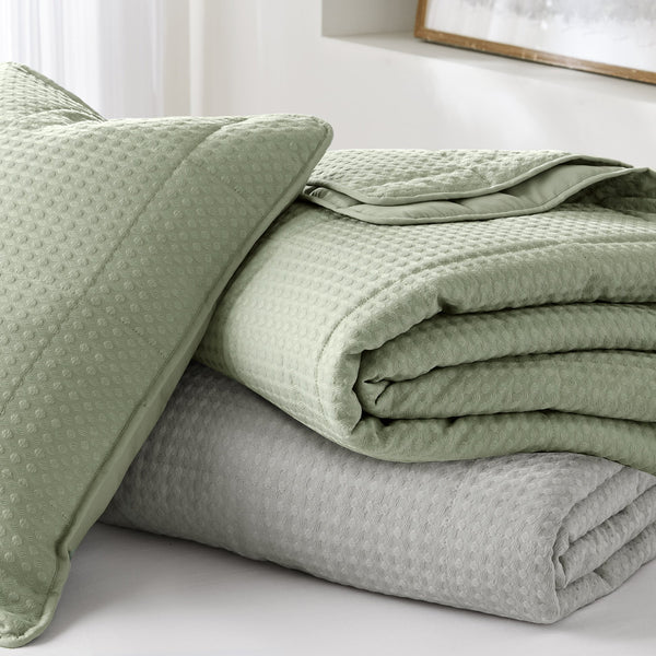JLA Home Comfort Spaces - Waffle lightweight textured quilt set — breathable, Oeko-Tex certified comfort with plush waffle weave finish Gray AM14-0367