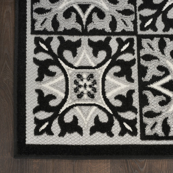Homeroots 9' X 12' Black And White Fleur De Lis Stain Resistant Non Skid Area Rug  Polypropylene 505587