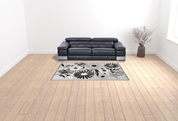 Homeroots 6' X 9' Black And White Floral Stain Resistant Non Skid Area Rug  Polypropylene 505635