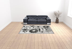Homeroots 7' X 10' Black And White Floral Stain Resistant Non Skid Area Rug  Polypropylene 505636