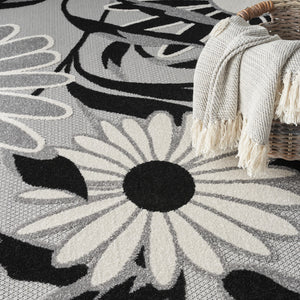 Homeroots 4' Black White Floral Stain Resistant Non-skid Area Rug – Perfect For Homes With Kids & Pets! 4' X 6' Polypropylene 505637