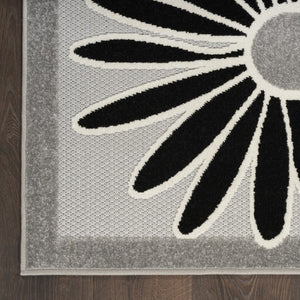 Homeroots 4' Black White Floral Stain Resistant Non-skid Area Rug – Perfect For Homes With Kids & Pets! 4' X 6' Polypropylene 505637