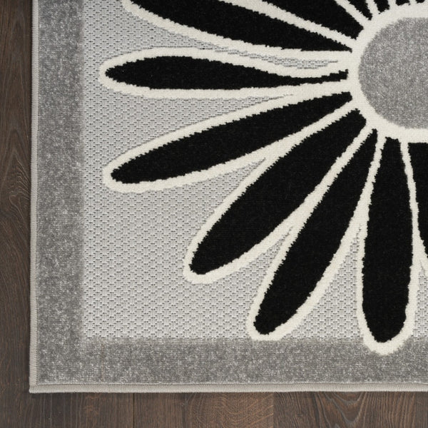 Homeroots 4' Black White Floral Stain Resistant Non-skid Area Rug – Perfect For Homes With Kids & Pets! 4' X 6' Polypropylene 505637