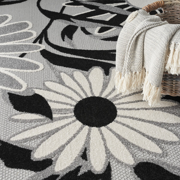 Homeroots 5' X 8' Black And White Floral Stain Resistant Non Skid Area Rug  Polypropylene 505638