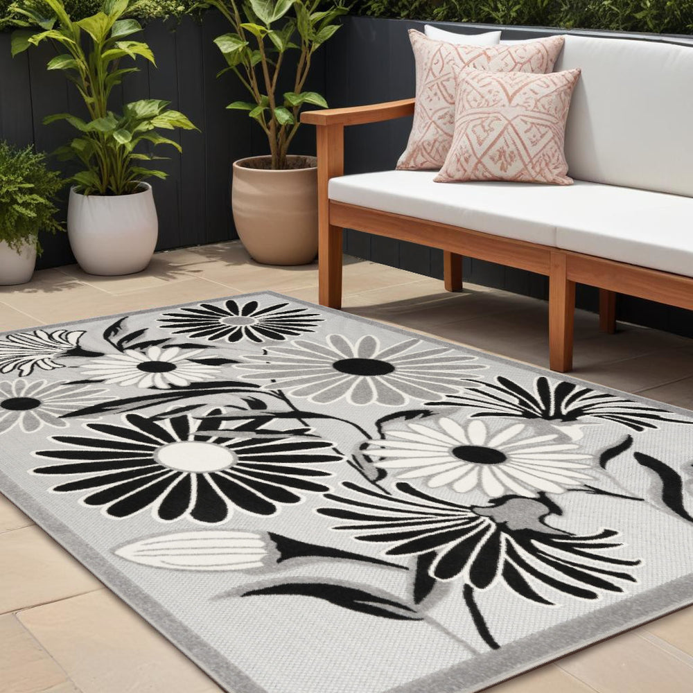 Homeroots 8' X 11' Black And White Floral Non Skid Indoor Outdoor Area Rug  Polypropylene 505639