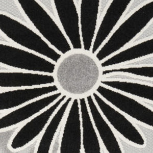 Homeroots 8' X 11' Black And White Floral Non Skid Indoor Outdoor Area Rug  Polypropylene 505639
