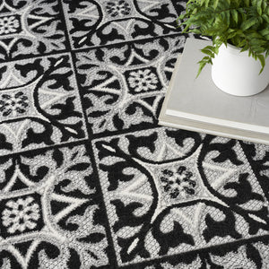 Homeroots 6' X 9' Black And White Fleur De Lis Stain Resistant Non Skid Area Rug  Polypropylene 505650