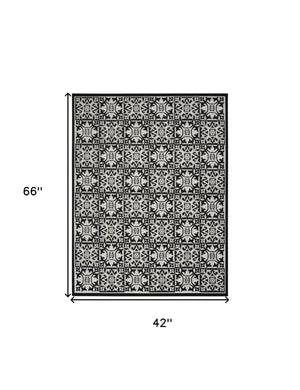 Homeroots 4' X 6' Stylish Black And White Fleur De Lis Area Rug - Stain Resistant, Non-skid, Perfect For Kids! 4' X 6' Polypropylene 505652