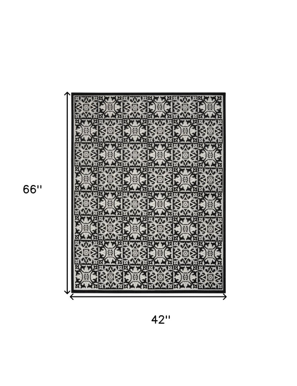 Homeroots 4' X 6' Stylish Black And White Fleur De Lis Area Rug - Stain Resistant, Non-skid, Perfect For Kids! 4' X 6' Polypropylene 505652