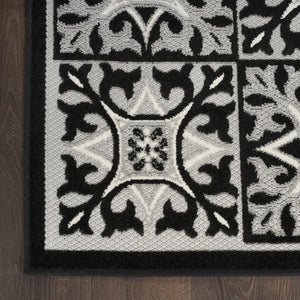 Homeroots 5' X 8' Black And White Fleur De Lis Stain Resistant Non Skid Area Rug  Polypropylene 505653