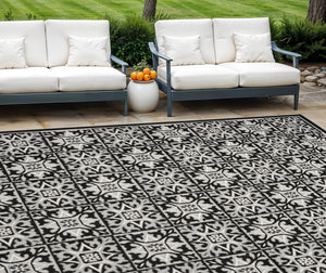 Homeroots 8' X 11' Black And White Geometric Non Skid Indoor Outdoor Area Rug  Polypropylene 505654