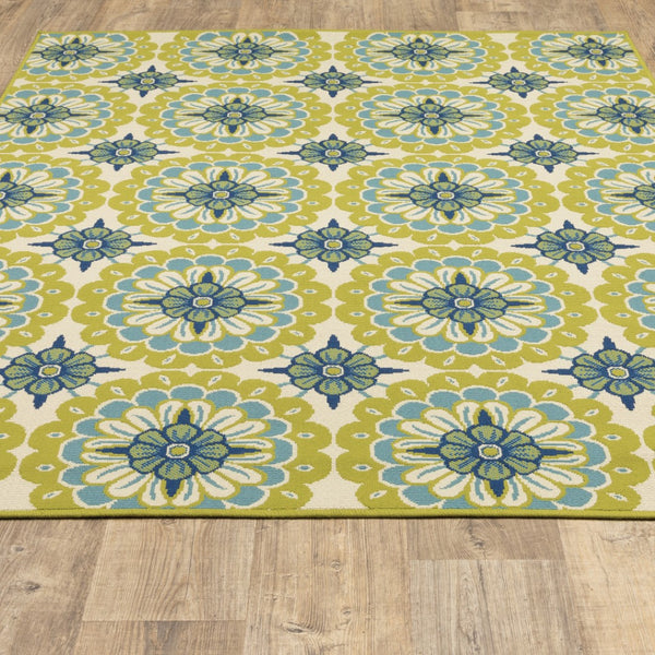 Homeroots 4' X 6' Green And Ivory Floral Stain Resistant Area Rug - Perfect For Indoor & Outdoor Spaces! Green,Ivory Polypropylene 506771