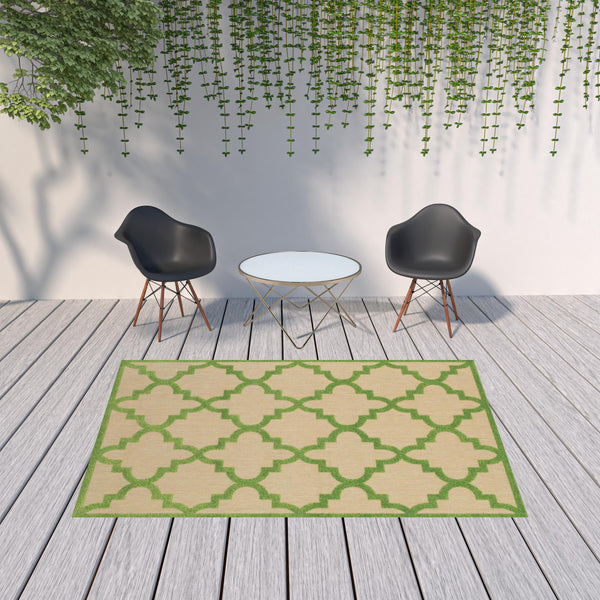 Homeroots 7' X 10' Green Geometric Stain Resistant Indoor Outdoor Area Rug Sand,Green Polypropylene 506795