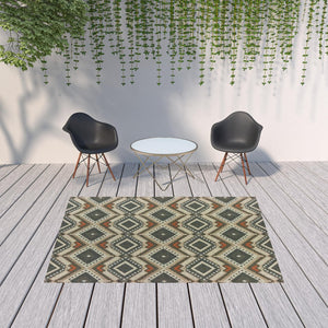 HomeRoots 5' Geometric Gray Indoor-Outdoor Area Rug with Stain Resistance for Modern Living Spaces and Patios 6'7" x 9'2" 506962