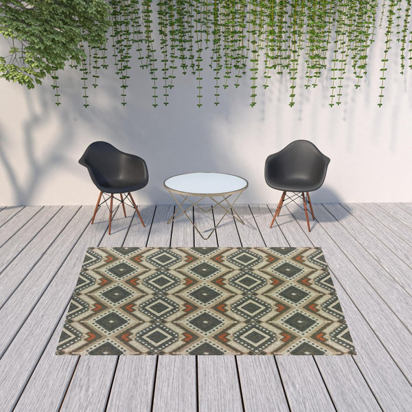 HomeRoots 5' Geometric Gray Indoor-Outdoor Area Rug with Stain Resistance for Modern Living Spaces and Patios 6'7" x 9'2" 506962