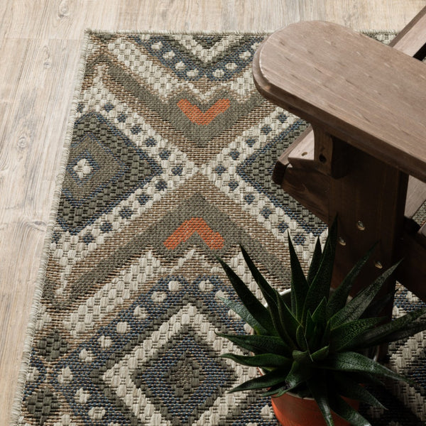 HomeRoots 5' Geometric Gray Indoor-Outdoor Area Rug with Stain Resistance for Modern Living Spaces and Patios 6'7" x 9'2" 506962