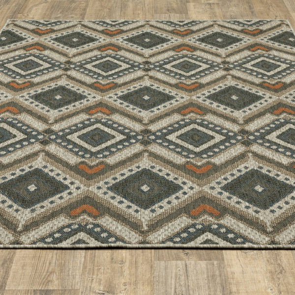 HomeRoots 5' Geometric Gray Indoor-Outdoor Area Rug with Stain Resistance for Modern Living Spaces and Patios 6'7" x 9'2" 506962
