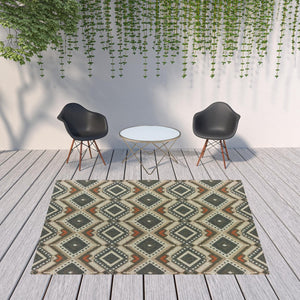 HomeRoots 5' Geometric Gray Indoor-Outdoor Area Rug with Stain Resistance for Modern Living Spaces and Patios 7'10" x 10' 506963
