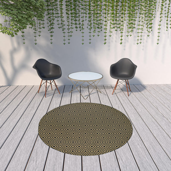 Homeroots 8' X 8' Black And Tan Round Geometric Stain Resistant Indoor Outdoor Area Rug  Polypropylene 507012