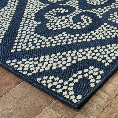 Homeroots 4' Blue And Ivory Geometric Stain Resistant Area Rug - Perfect For Indoor Or Outdoor Spaces! 3'7" X 5'6" Polypropylene 507025