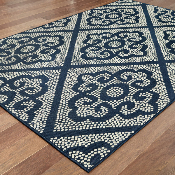 Homeroots 4' Blue And Ivory Geometric Stain Resistant Area Rug - Perfect For Indoor Or Outdoor Spaces! 3'7" X 5'6" Polypropylene 507025