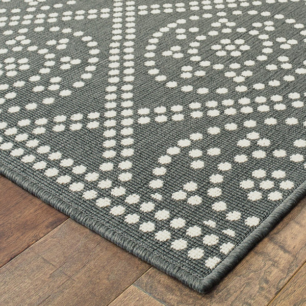 HomeRoots 5' Gray and Ivory Geometric Area Rug - Stain Resistant, Versatile for Indoor and Outdoor Spaces 5'3" x 7'6" 507035