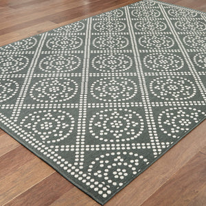 HomeRoots 5' Gray and Ivory Geometric Area Rug - Stain Resistant, Versatile for Indoor and Outdoor Spaces 5'3" x 7'6" 507035