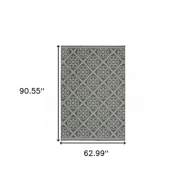 HomeRoots 5' Gray and Ivory Geometric Area Rug - Stain Resistant, Versatile for Indoor and Outdoor Spaces 5'3" x 7'6" 507035