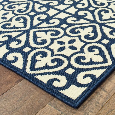 Homeroots 4' X 6' Stylish Ivory And Blue Geometric Stain Resistant Area Rug For Indoor & Outdoor Spaces 3'7" X 5'6" Polypropylene 507043