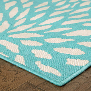 HomeRoots 5' Blue and Ivory Floral Area Rug – Stain Resistant, Durable Design for Indoor and Outdoor Spaces 5'3" x 7'6" 507088