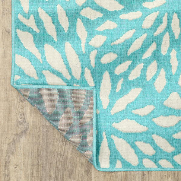 HomeRoots 5' Blue and Ivory Floral Area Rug – Stain Resistant, Durable Design for Indoor and Outdoor Spaces 5'3" x 7'6" 507088